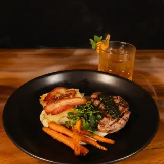 Grilled tenderloin with potato gratin, bacon and carrots